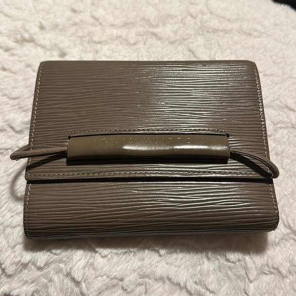 Louis Vuitton - Picture 5 of 8